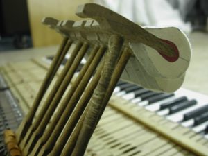 Steinway- Flügel Hammerkopf um die Jahrhundertwende mit " BIndfadenreparatur"